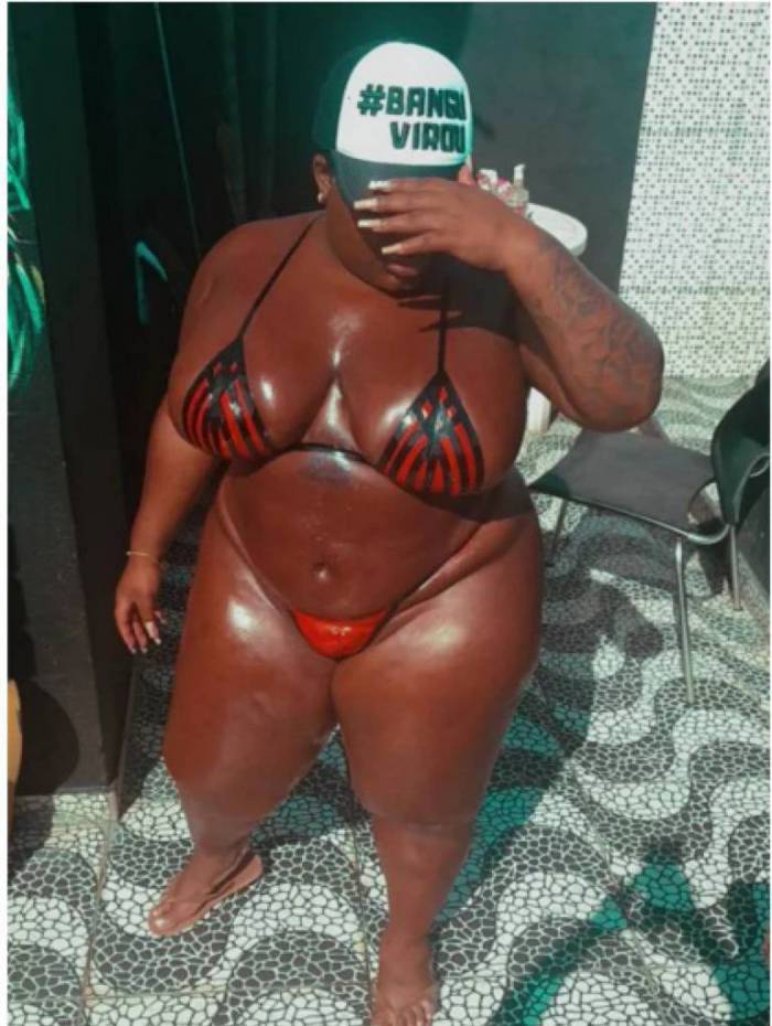 Jojo Todynho usa microbiquíni de fita