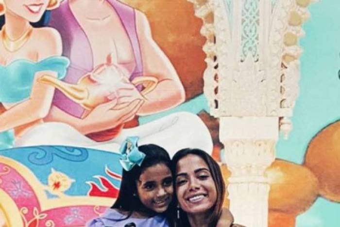 Anitta vai à festa de aniversário de 9 anos da sobrinha