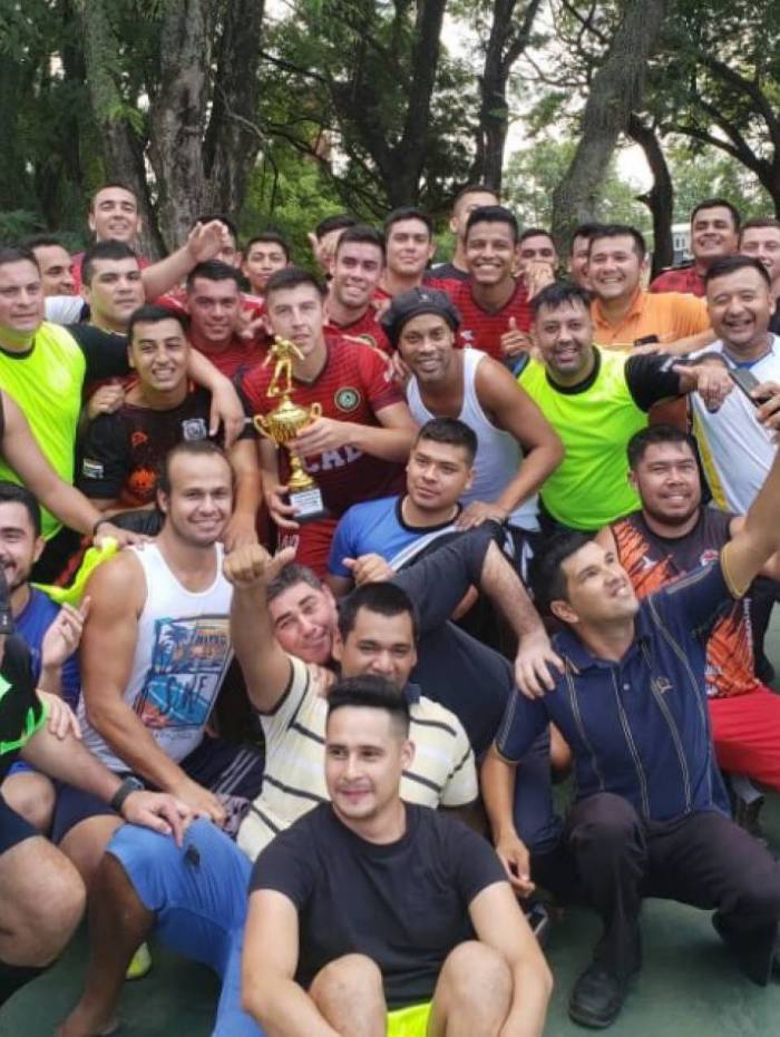 Ronaldinho Gaúcho foi o astro da pelada na prisão paraguaia