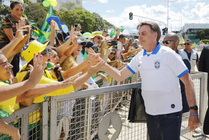 O presidente Jair Bolsonaro descumpriu a recomendação das autoridades sanitárias e o protocolo de isolamento e cumprimentou apoiadores no ao Palácio do Planalto.