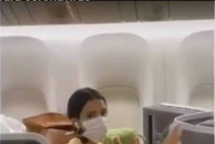 Bruna apareceu em v&iacute;deo de m&aacute;scara limpando assento de avi&atilde;o