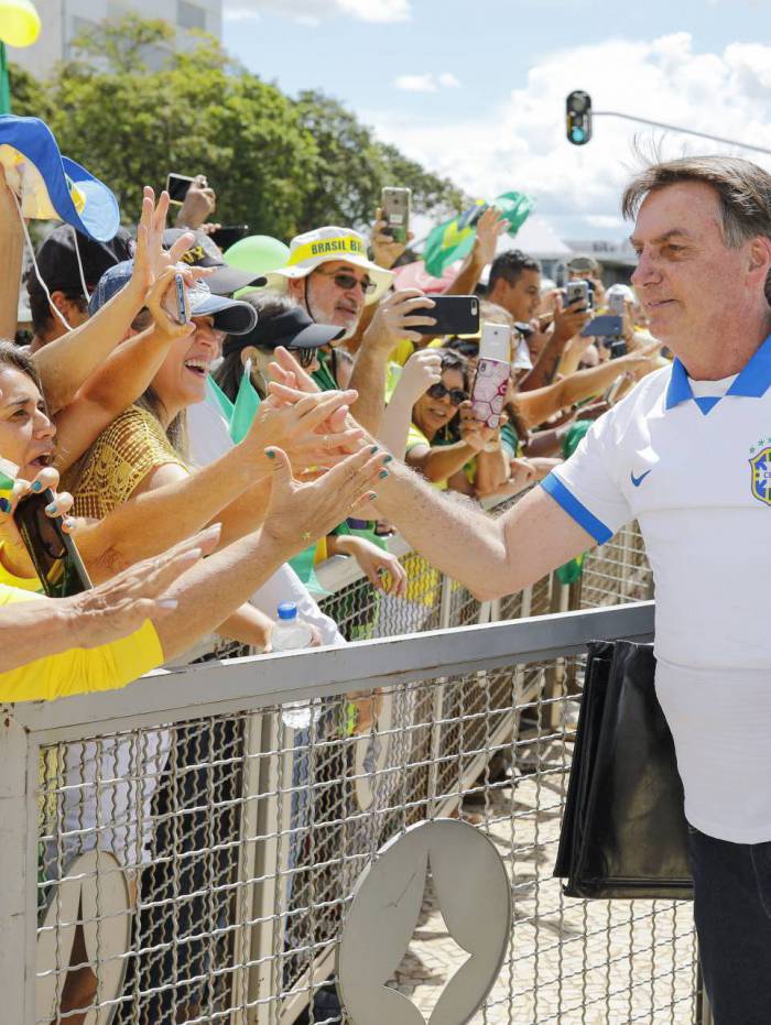 O presidente Jair Bolsonaro sa&uacute;da apoiadores em Bras&iacute;lia, descumprindo a recomenda&ccedil;&atilde;o das autoridades sanit&aacute;rias e o protocolo de isolamento