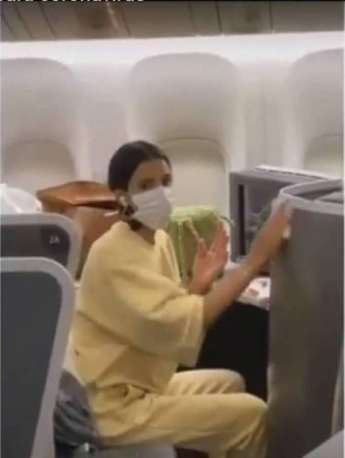 Bruna apareceu em vídeo de máscara limpando assento de avião
