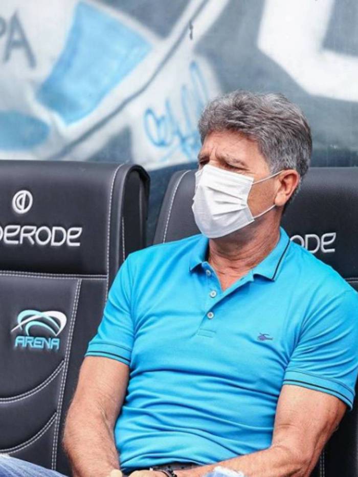 O técnico Renato Gaúcho entrou em campo usando máscara