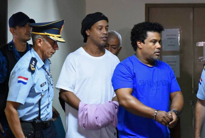Ronaldinho (de branco) e Assis estão presos desde 6 de março
