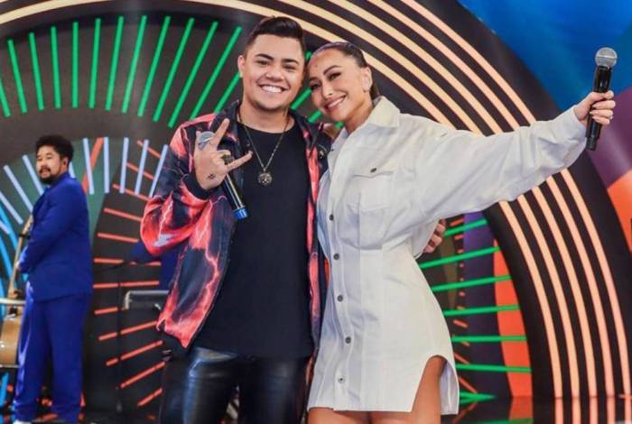 Felipe Ara&uacute;jo foi convidado do programa 'Domingo Show' com Sabrina Sato