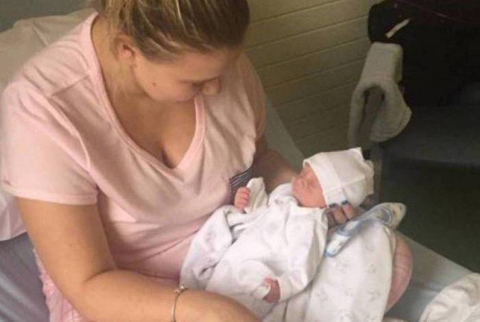 Courtney Evans, de 17 anos, deu à luz ao seu primeiro filho
