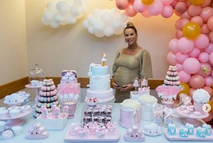 Dany Bananinha posou toda de dourado em seu chá de bebê