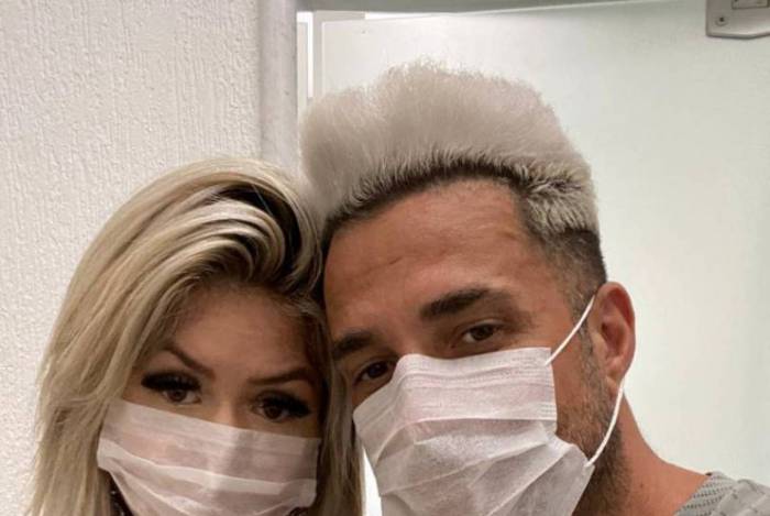 Latino e namorado estão usando álcool em gel o tempo inteiro 