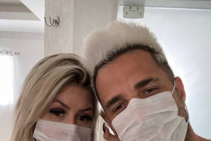 Latino e namorado estão usando álcool em gel o tempo inteiro 