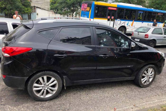 Carro do PM ficou com várias marcas de tiro