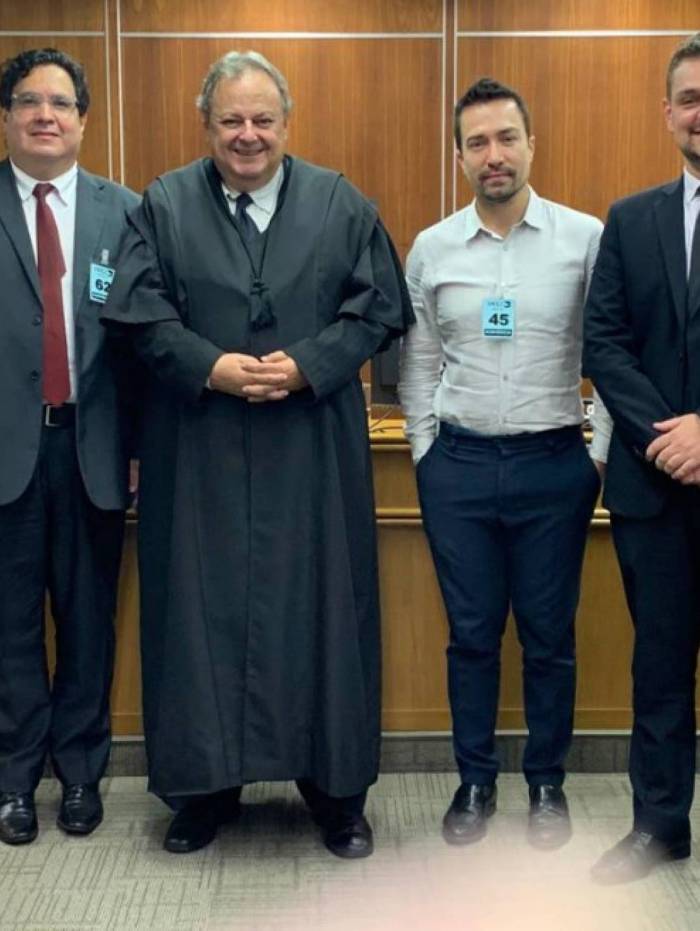 Da esquerda para a direira - Márcio Michelasi. Presidente Pró-Beleza. Desembargador Federal David Furtado Meirelles. Presidente da SDC do TRT da 2a Região. Luis César Bigonha. Presidente Beleza Patronal. e Dorival Francisco Cesário Junior, advogado, do Núcleo Intersindical do Setor da Beleza.