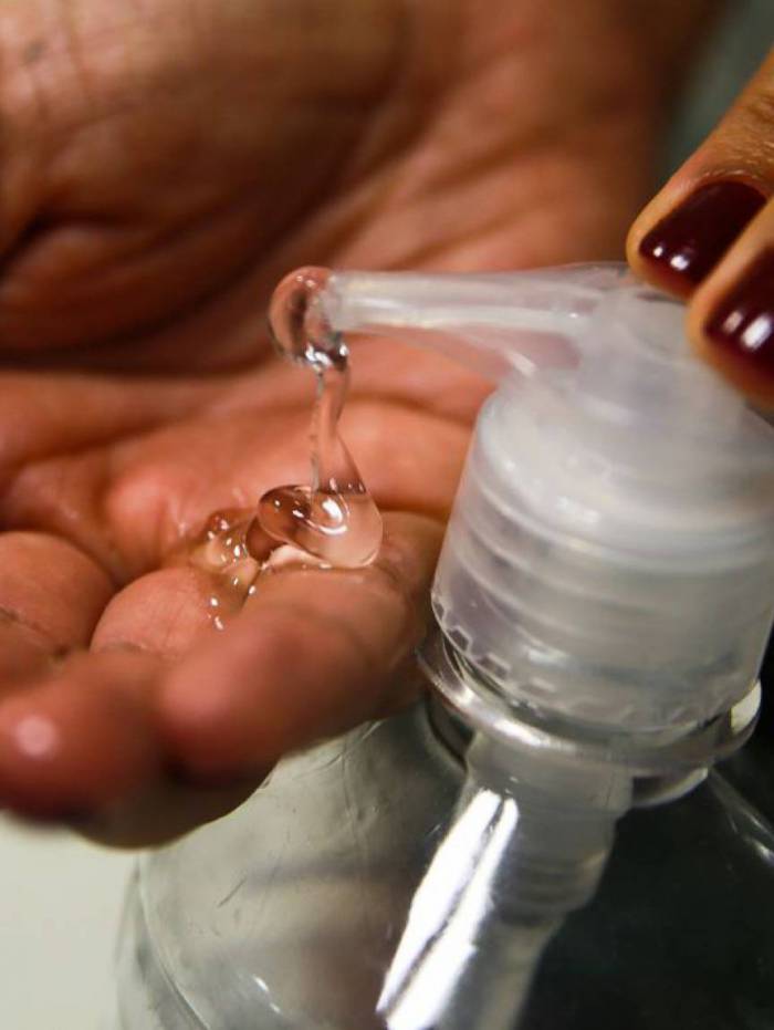 Empresa de cosméticos realiza doação de álcool em gel para ONG Movimenta Caxias - Marcello Casal Jr / Agência Brasil