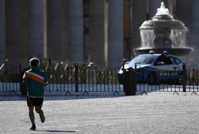 Homem corre próximo ao Vaticano durante quarentena na Itália