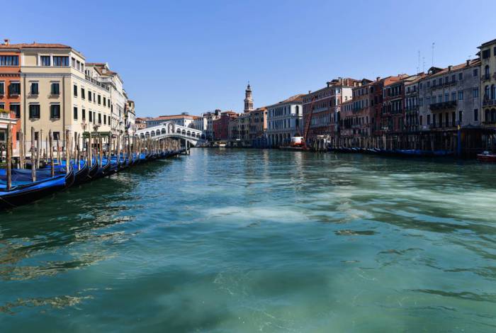 Canais de Veneza limpos