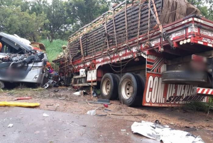 O estado em que ficaram os veículos mostra a força da colisão
