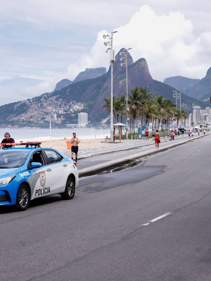 Clima tempo. Movimentacao reduzida em praias da Zona Sul, na manha deste domingo (22). Ipanema com pouco movimento e presenca da policia militar.