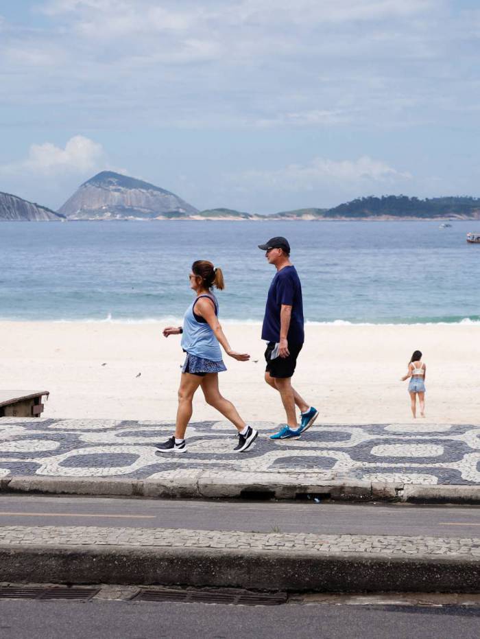 Clima tempo. Movimentacao reduzida em praias da Zona Sul, na manha deste domingo (22). Moviento reduzido na praia de Ipanema.