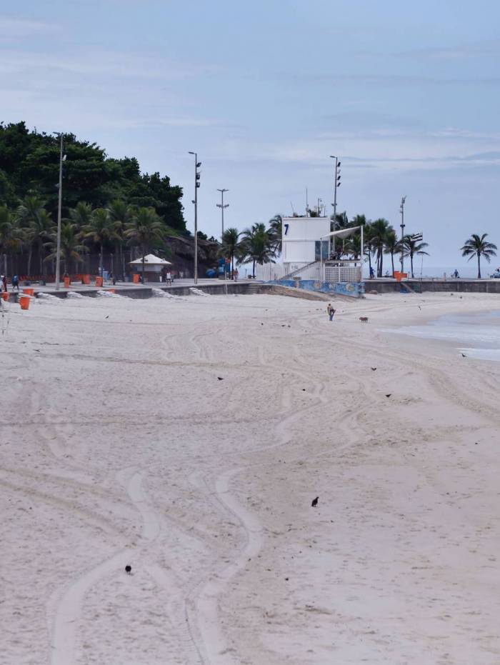 Clima tempo. Movimentacao reduzida em praias da Zona Sul, na manha deste domingo (22). Praia do Arpoador vazia.