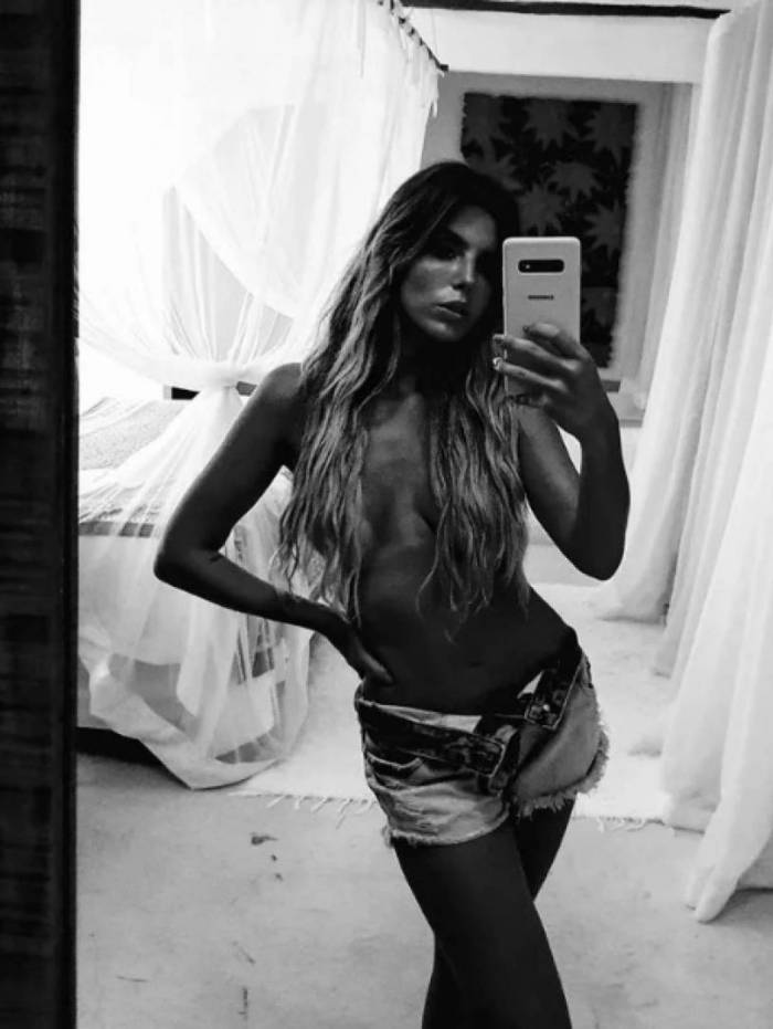 Giovanna Lancellotti faz topless para foto