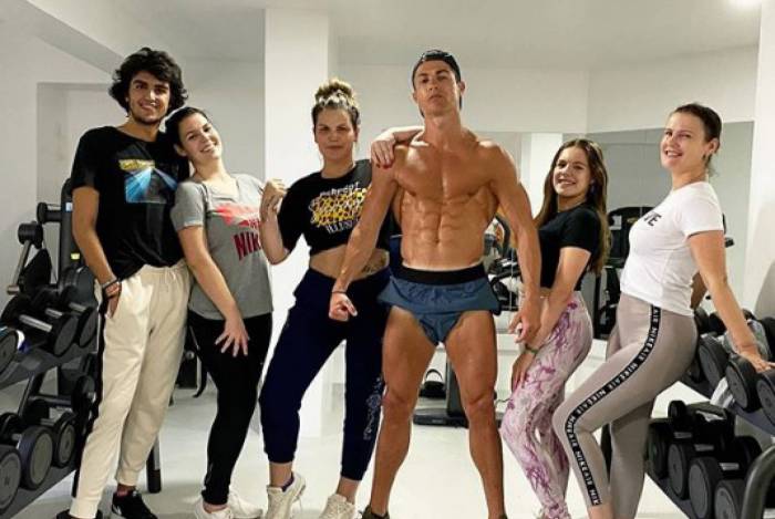 De quarentena, Cristiano Ronaldo exibe tanquinho em foto com a família