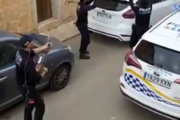 Policiais cantam para animar as ruas de Maiorca, na Espanha