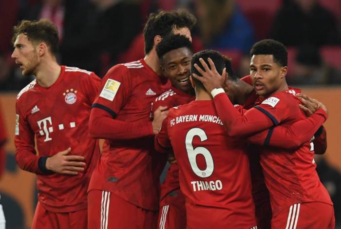 O meia Leon Goretzka (E) é um dos jogadores do Bayern de Munique, da Alemanha, a fazer doações para o combate à Covid-19