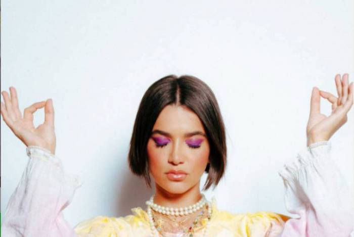 Manu escolhe a sombra rosa