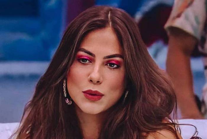 Mari Gonzales usa sombra rosa