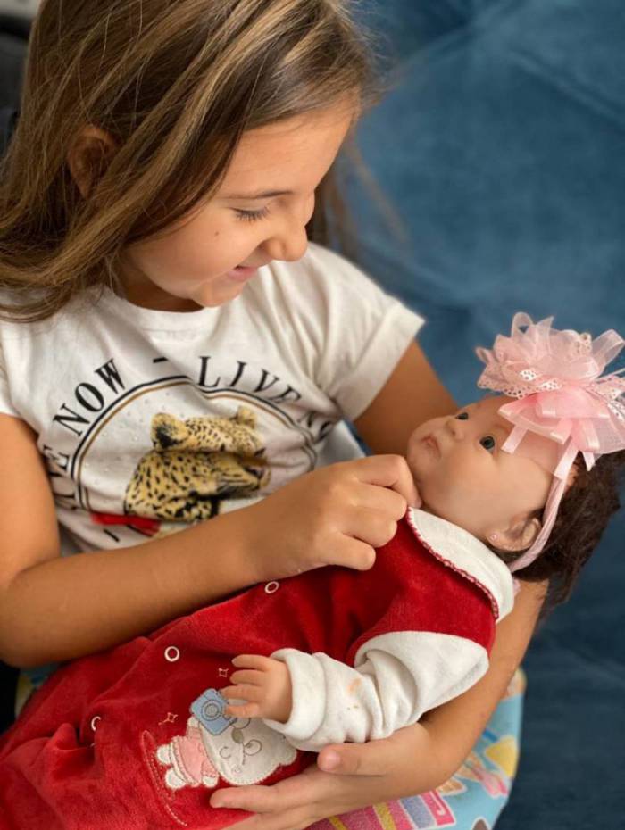 Pequena faz também ter exercitado a leitura e brincando de boneca