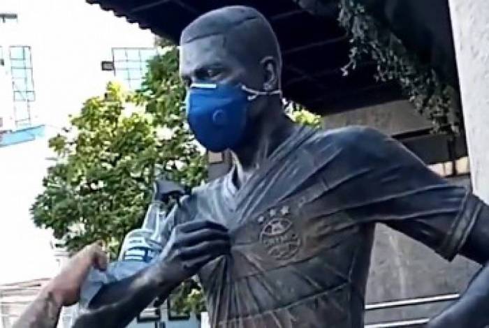 Estátua de Pedro Rocha, atacante do Flamengo recebe cuidados contra o coronavírus