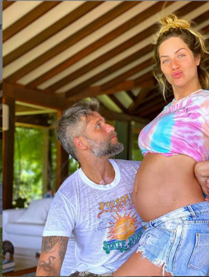 Giovanna Ewbank exibe barriga de gravidez em foto com Bruno Gagliasso