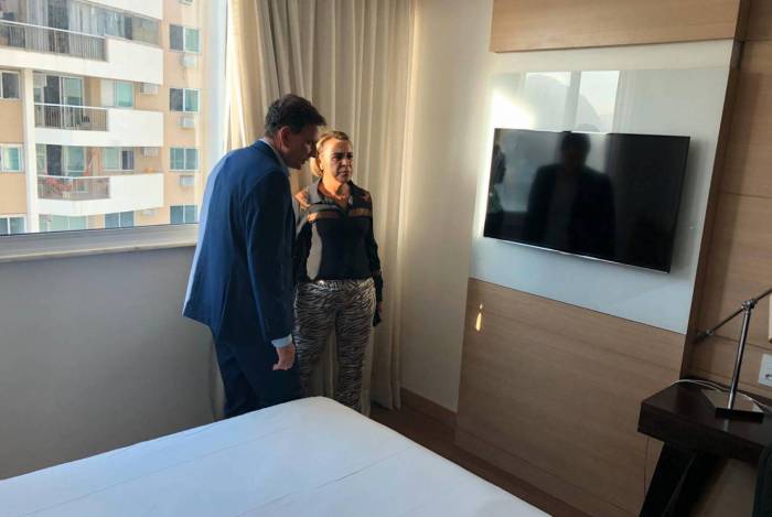 Prefeito Crivella, junto com Tia Ju, secretária de Assistência Social, inspeciona o quarto de um dos hotéis que vai abrigar idosos para prevenção do coronavírus