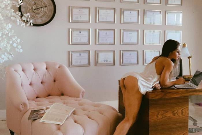 Mayra Cardi empina o bumbum de camisola