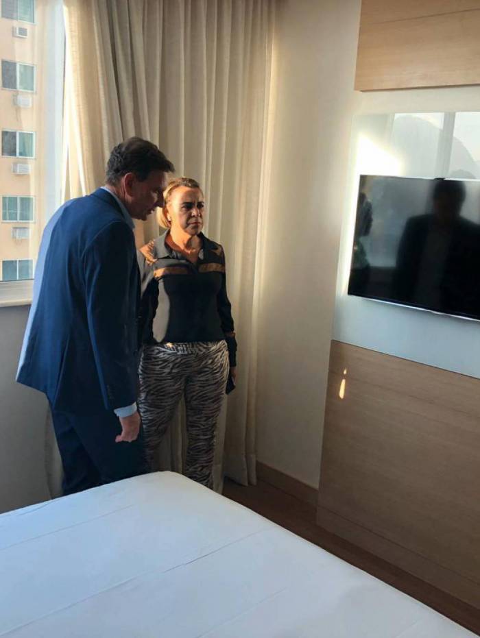 Prefeito Crivella, junto com Tia Ju, secretária de Assistência Social, inspeciona o quarto de um dos hotéis que vai abrigar idosos para prevenção do coronavírus