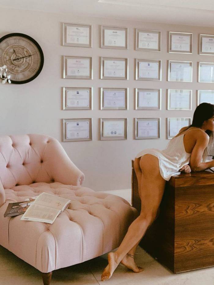 Mayra Cardi empina o bumbum de camisola