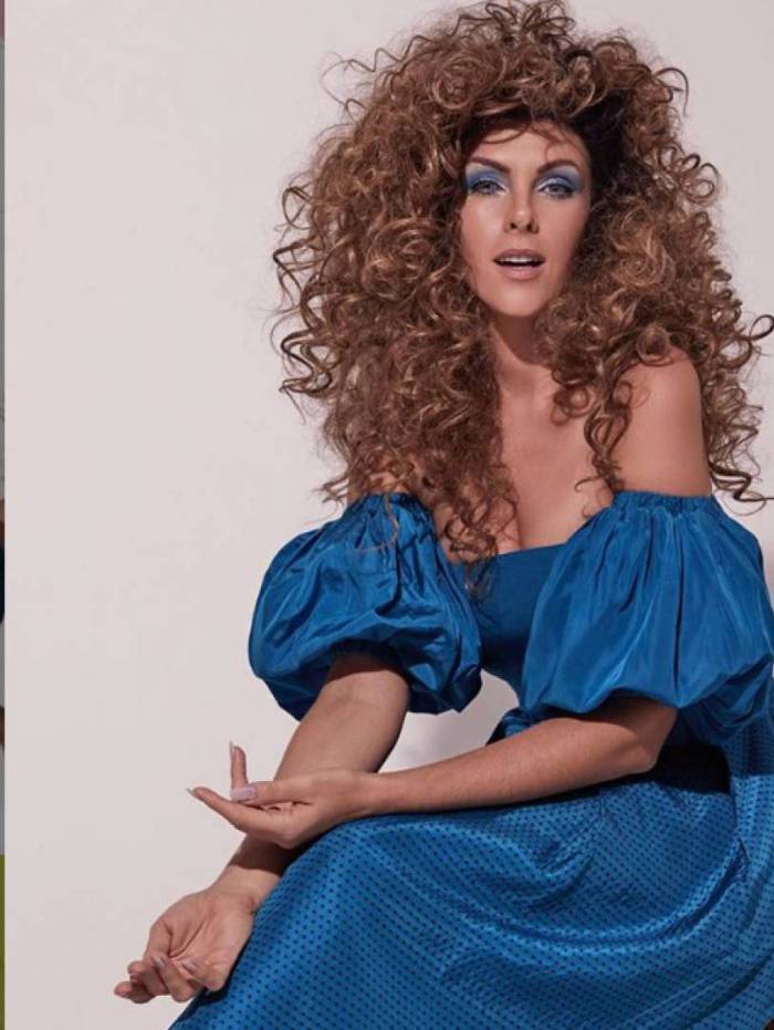 Ana Hickmann usa peruca para ensaio