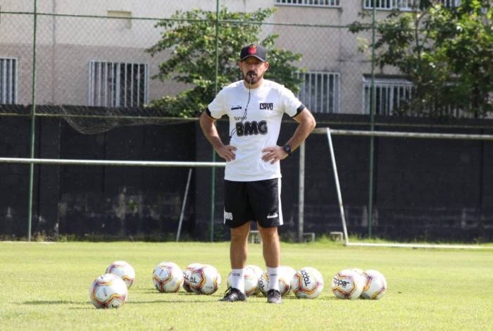 Ramon Menezes, técnico do Vasco, não poderá contar com sua dupla de zagueiros titulares