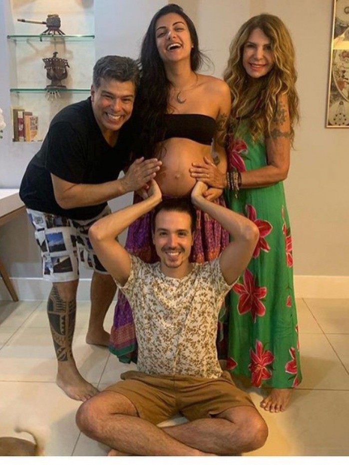 Maur&iacute;cio Mattar e Elba Ramalho posam com a nora e o filho