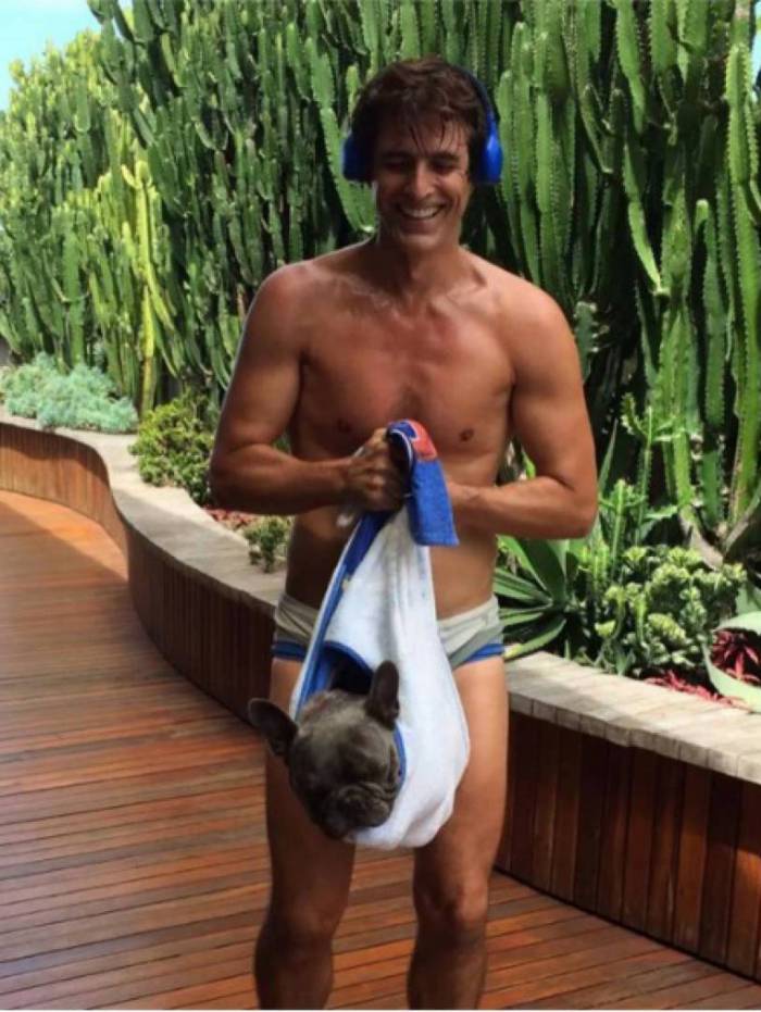 Reynaldo Gianecchini malha com seu cachorrinho