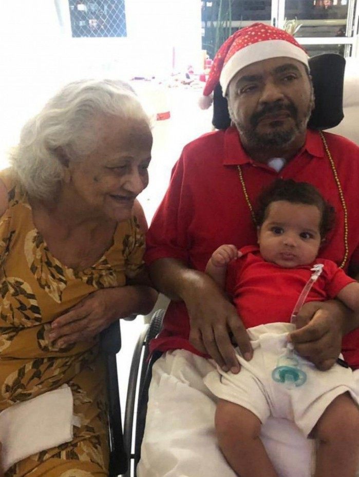 Dona Aracy ao lado de Arlindo Cruz e do bisneto 