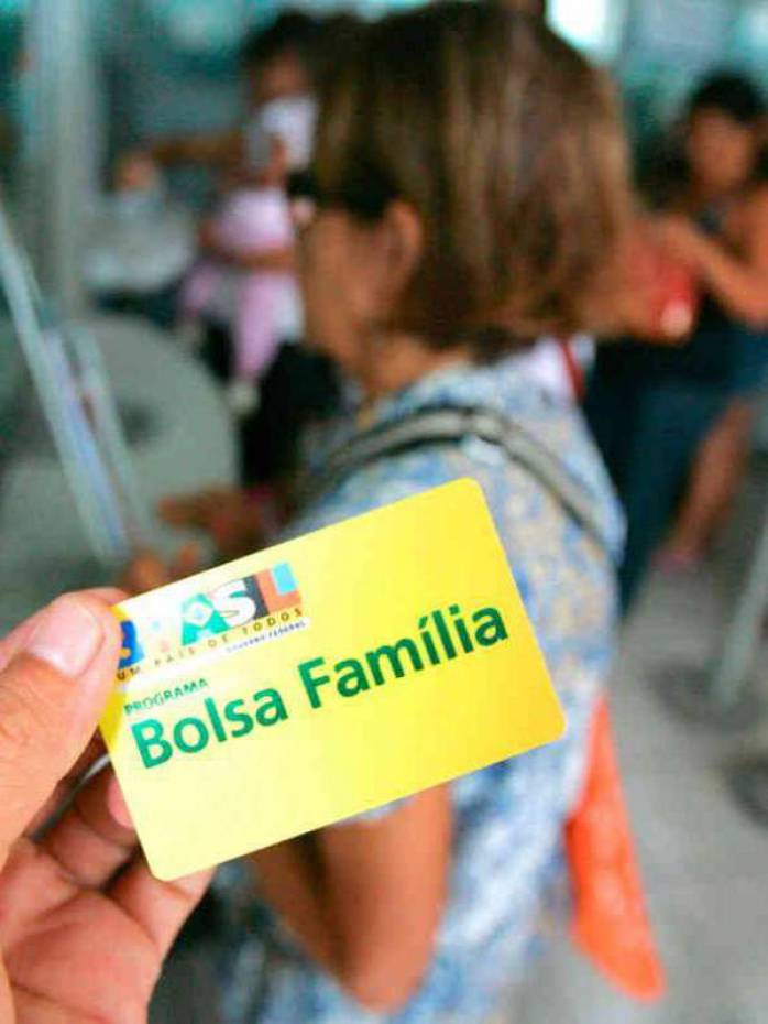 Bolsonaro diz que Bolsa Fam&iacute;lia pode ter aumento de 100%