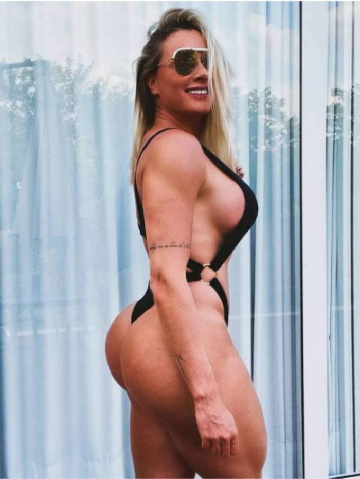 Juju Salimeni exibe corpão em forma