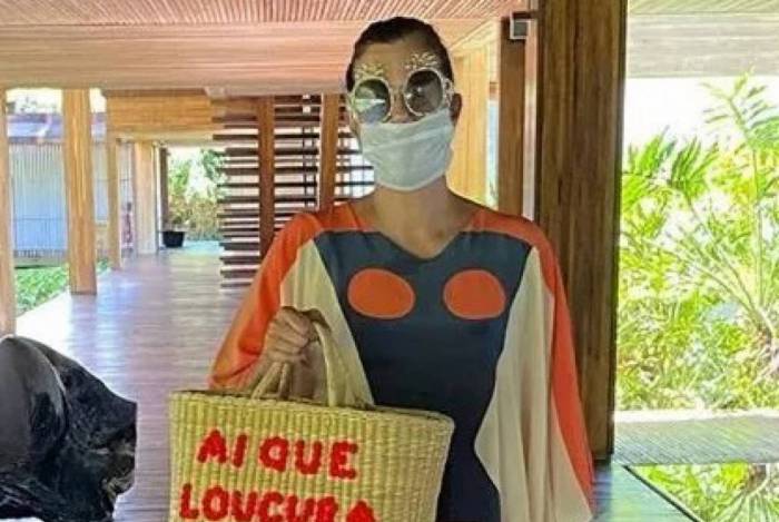 No vídeo, ela aparece falando também dos perigos do vírus