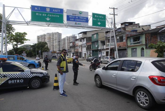 Barreira de fiscalização na subida da ponte Rio-Niterói