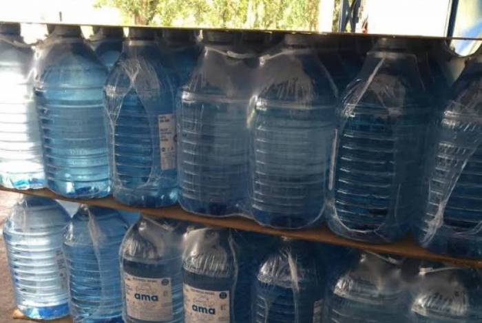  Ambev vai doar 30 mil galões para moradores do Complexo do Alemão