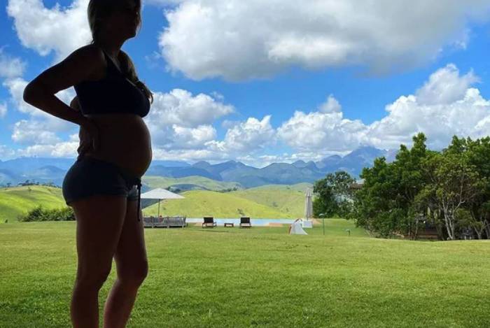 Giovanna Ewbank exibe o barrigão de gravidez em foto