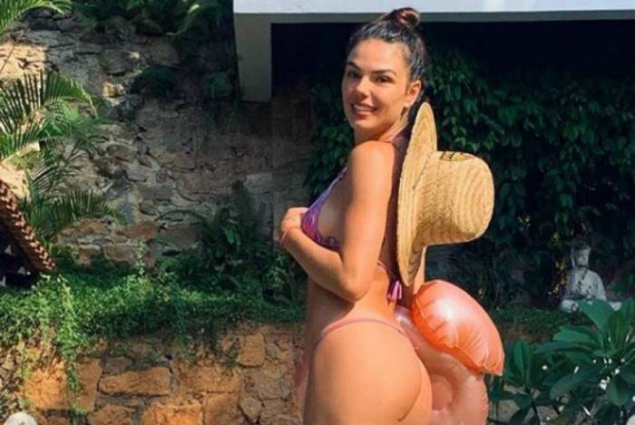 Isis Valverde arrasa em clique de biqu&iacute;ni