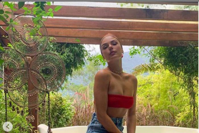 Isis Valverde mostra a jacuzzi de sua casa