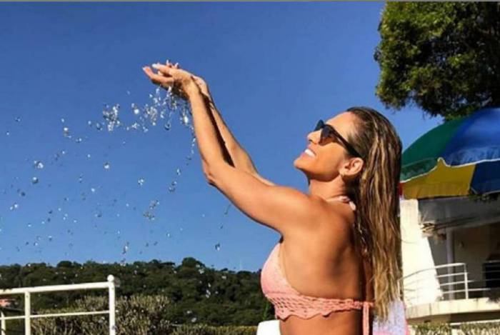 Lívia Andrade exibe corpão em forma